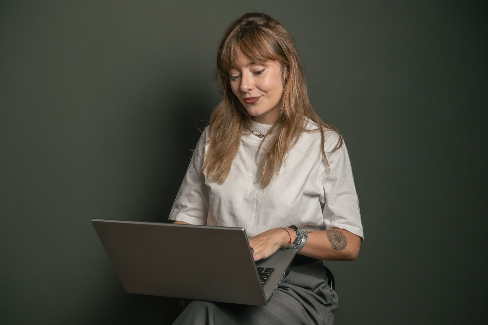 Aline Vale trabalhando com seu notebook